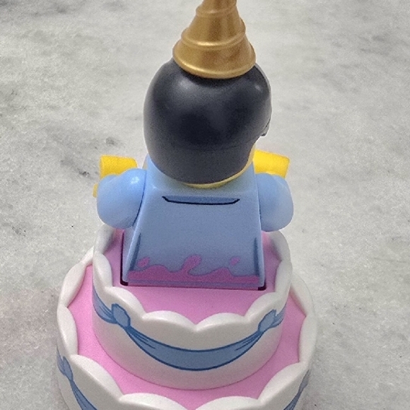 LEGO Birthday Cake Guy with Stand: Series 18 Collectible Minifig 71021 - Picture 5 of 12